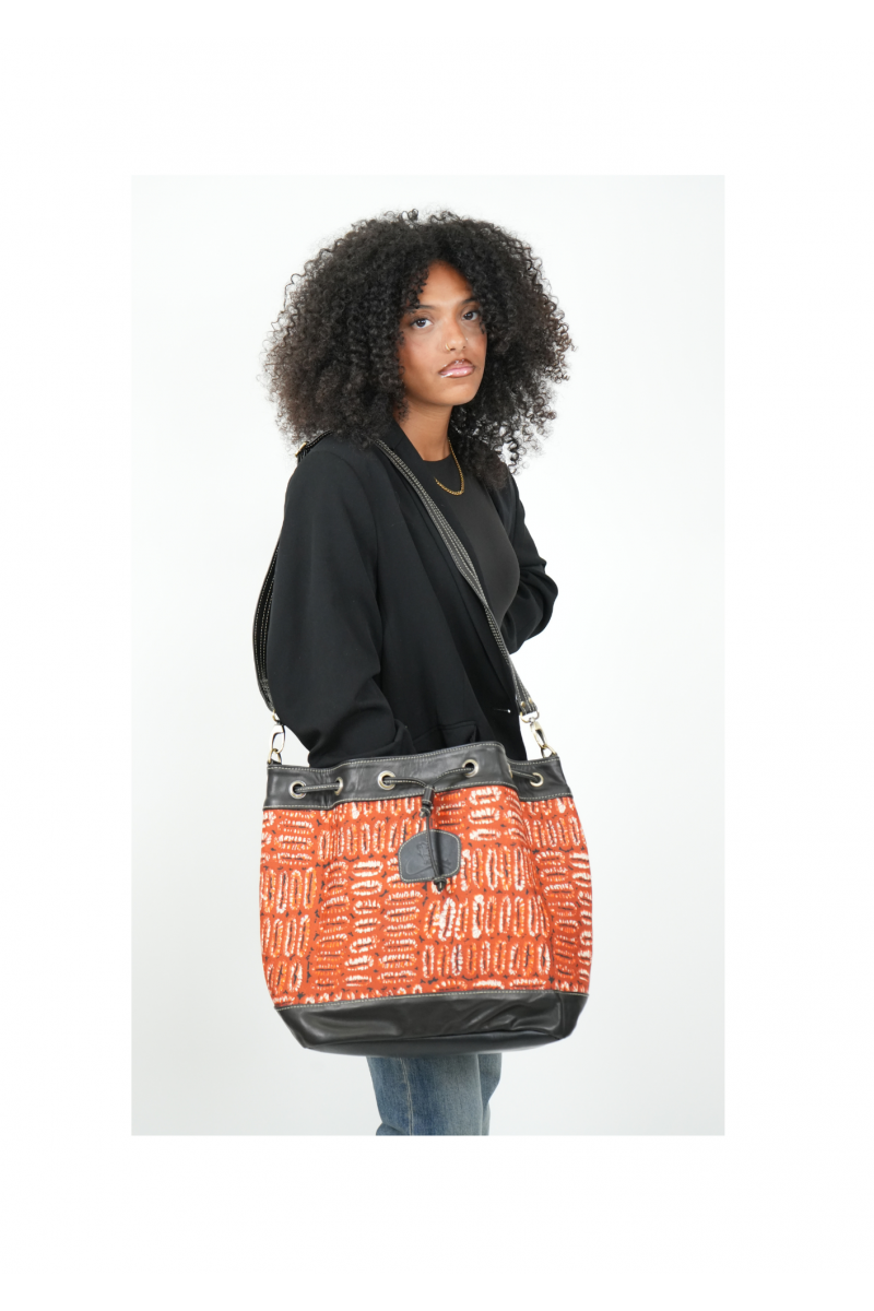 Sac seau "KALIMA" – Cuir noir pleine fleur & tissu wax multicolore motifs géométriques | Style Afro-contemporain Sac seau "KALIMA" – Cuir noir pleine fleur & tissu wax multicolore motifs géométriques | Style Afro-contemporain