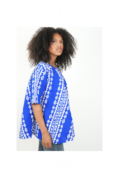 Bleu Éclipse – Haut wax femme bleu et blanc avec ceinture, coupe ample et élégante