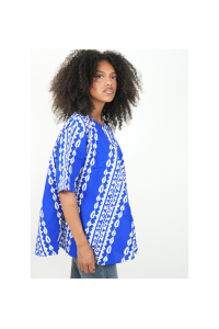 Bleu Éclipse – Haut wax femme bleu et blanc avec ceinture, coupe ample et élégante