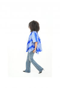 Bleu Éclipse – Haut wax femme bleu et blanc avec ceinture, coupe ample et élégante