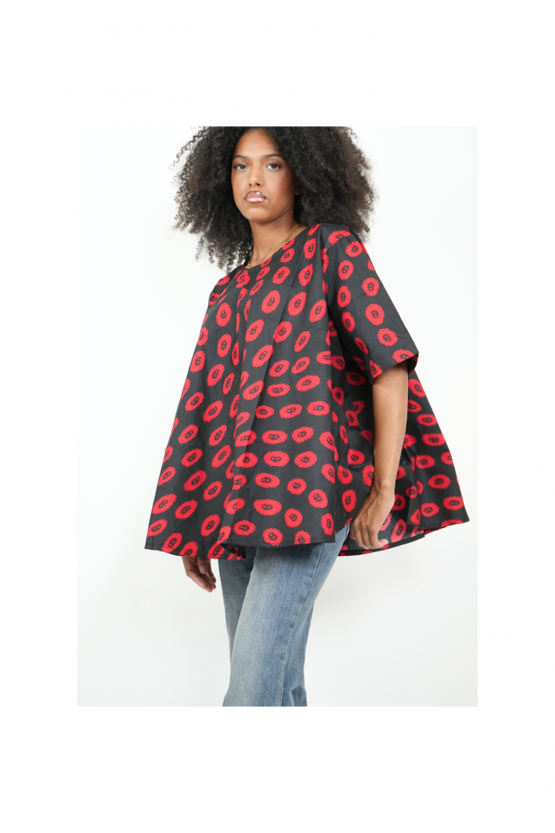 Top Wax “Nayeli” – Haut Ample Ceinturé à Motifs Carrés Rouges & Fond Noir Élégant Top Wax “Nayeli” – Haut Ample Ceinturé à Motifs Carrés Rouges & Fond Noir Élégant