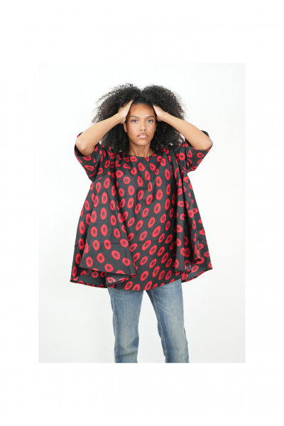 Top Wax “Nayeli” – Haut Ample Ceinturé à Motifs Carrés Rouges & Fond Noir Élégant