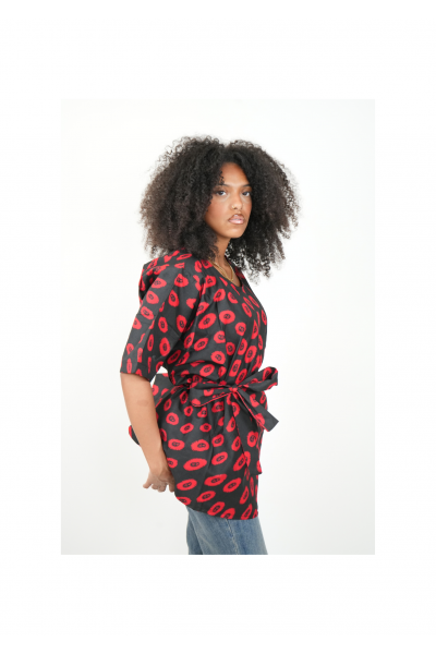 Top Wax “Nayeli” – Haut Ample Ceinturé à Motifs Carrés Rouges & Fond Noir Élégant