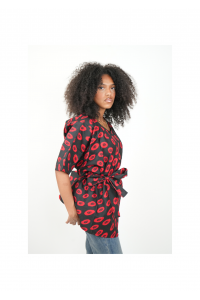 Top Wax “Nayeli” – Haut Ample Ceinturé à Motifs Carrés Rouges & Fond Noir Élégant