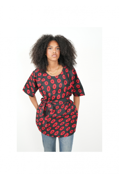 Top Wax “Nayeli” – Haut Ample Ceinturé à Motifs Carrés Rouges & Fond Noir Élégant