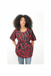 Top Wax “Nayeli” – Haut Ample Ceinturé à Motifs Carrés Rouges & Fond Noir Élégant